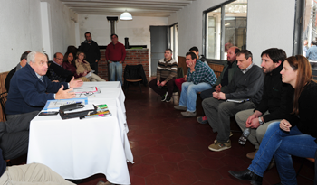 Ministro Víctor Rossi con organizaciones sociales en Carmelo, Colonia