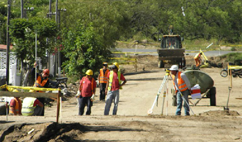Obreros trabajando en mantenimiento de caminos