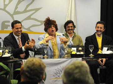 Autoridades con humorista animador del lanzamiento de la campaña de prevención de accidentes