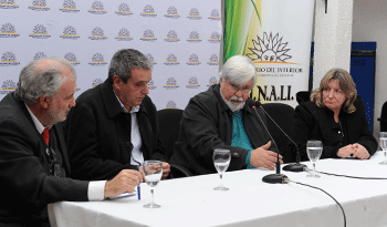 Autoridades en firma de convenio