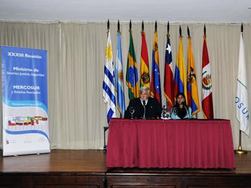 Ministro del Interior Eduardo Bonomi y Alejandra Álvarez de Relacionamiento Internacional