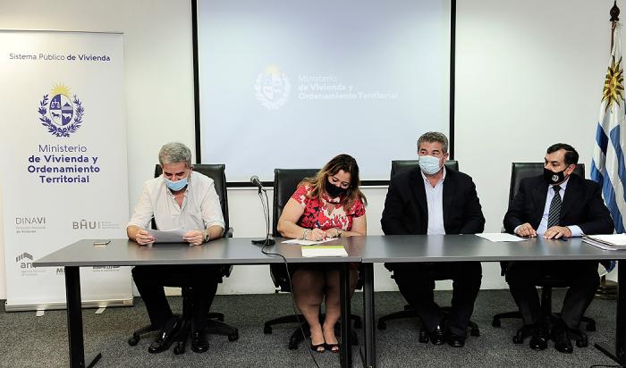 Autoridades del Ministerio de Vivienda