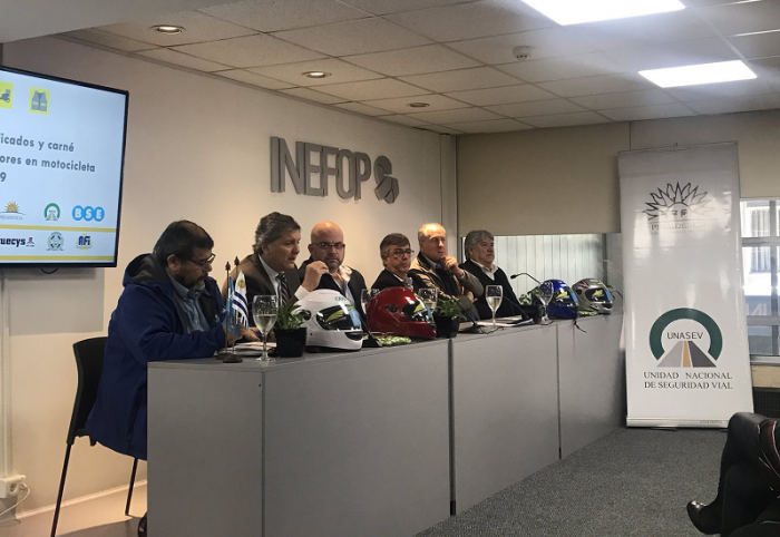Autoridades en entrega de certificados