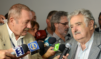 Presidente Mujica acompaña al director Henry Engler