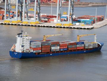 Barco con contenedores sale del Puerto de Montevideo