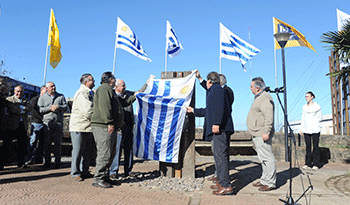 Autoridades en acto de instalación de piedra fundamental del Ferrocarril Central