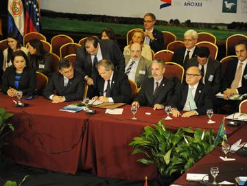 Autoridades tras la firma de acuerdos con Guyana y Surinam