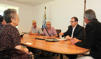 Prosecretario Juan Andrés Roballo y representantes de Crysol en Torre Ejecutiva