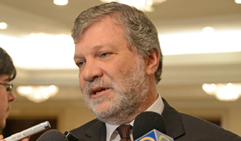 Ministro Kreimerman en declaraciones a la prensa. Foto de archivo.