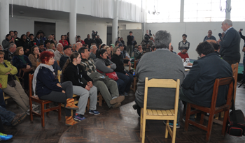 Ministro Víctor Rossi responde a vecinos de Lascano