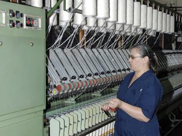 Mujer trabajando en el sector textil