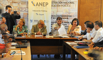 Firma del convenio colectivo entre la educación pública y los sindicatos de la educación