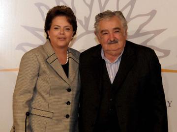 Presidente Mujica saludando a su par de Brasil, Dilma Rouuseff.