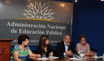 Autoridades en firma de convenio