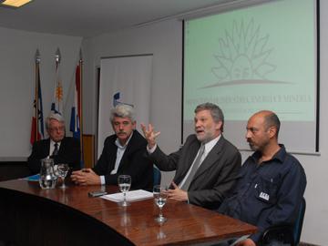 Autoridades en la mesa