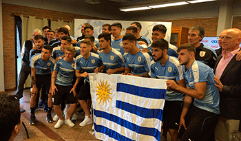 Selección uruguaya de fútbol sub-20 posa junto al Pabellón Nacional