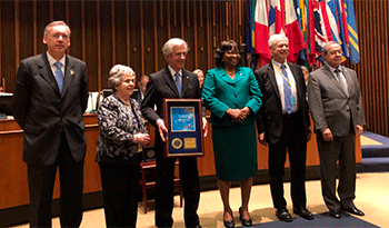 El presidente Tabaré Vázquez recibe reconocimiento de la OPS El presidente Tabaré Vázquez recibe reconocimiento de la OPS