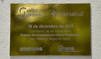 Placa testimonial del comienzo de las obras de la emergencia pediátrica única de Salto