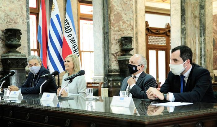 Autoridades en la celebración por los 35 años de los clubes de ciencias