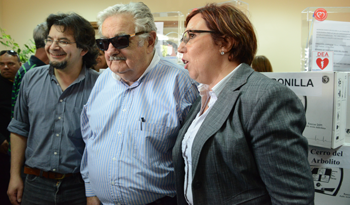 Mujica, Muñiz y Benavides en entrega de Desfibriladores Automáticos Externos para Tacuarembó