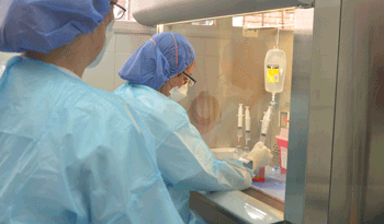 Profesionales trabajan en medicamentos en el INCA