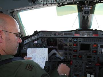 Piloto de la fuerza aérea en avión
