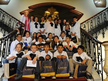 Niños y maestra de la Escuela N° 89 “Laureano Tacuabé” de Paysandú