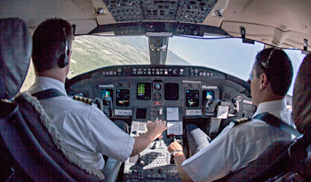 Pilotos en cabina de avión Bombardier