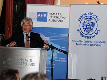 Ministro Aguerre en conferencia