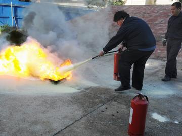 Personal de la Dirección Nacional de Bomberos apagando incendio