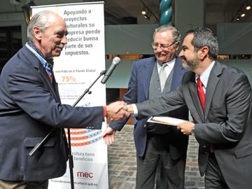 Autoridades del Ministerio de Educación y Cultura y empresarios