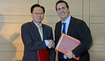Embajador de China en Uruguay, Yan Banghua, y prosecretario de Presidencia, Diego Cánepa