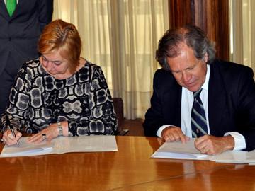 Ministros Almagro y Kechichián firmando convenio
