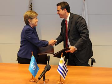 El prosecretario de Presidencia, Diego Cánepa y la secretaria ejecutiva de CEPAL, Alicia Barcena, se saludan tras firma de convenio El prosecretario de Presidencia, Diego Cánepa y la secretaria ejecutiva de CEPAL, Alicia Barcena, se saludan tras firma de convenio