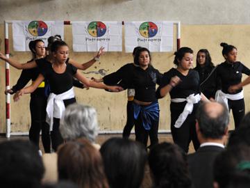 Jóvenes realizando deportes