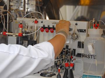 Persona trabajando en laboratorio Persona trabajando en laboratorio