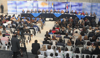 Presidente Tabaré Vázquez comparte con uno de los vecinos tras el Consejo de Ministros abierto de La Coronilla