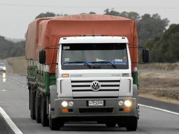 Camión de carga circulando por la ruta