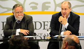 El ministro de Trabajo y Seguridad Social, José Bayardi, y el presidente del BPS, Ernesto Murro, explican convenio con Estados Unidos