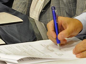 Persona firmando un documento