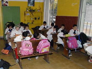 Niñas y niñas en el salón de clase