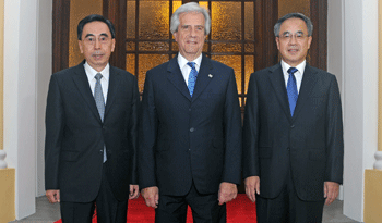 Vázquez con el secretario general del Partido Comunista de Guangdong, Hu Chunhua, y gobernador Zhu Xiaodan