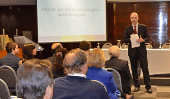 Antonio Carámbula en taller para exportadores. Antonio Carámbula en taller para exportadores.