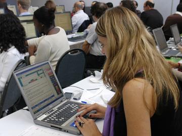 Mujer escribiendo en pc