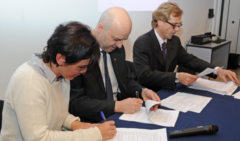 Director ejecutivo de Uruguay XXI, Antonio Carámbula, en firma de acuerdo con 41 PYMES