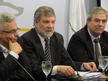 Autoridades en conferencia de prensa