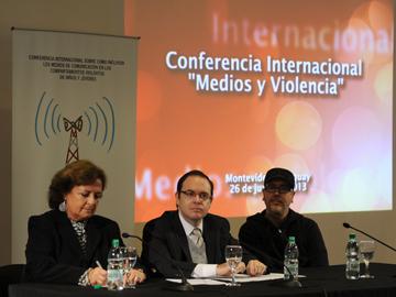 Disertantes en conferencia sobre medios y violencia