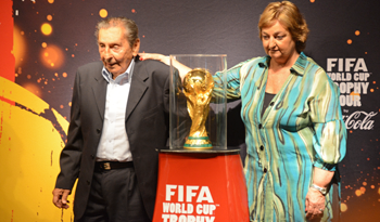 Alcides Ghigigia y ministra Liliam Kechichian junto a la Copa del Mundo de FIFA