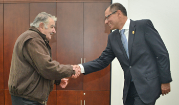 Saludo entre el Presidente Mujica y el vicepresidente de Ecuador, Jorge Glas