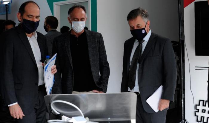 Omar Paganini frente a nuevo equipamiento médico